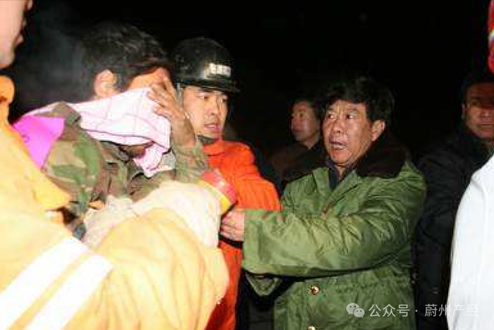 图|艾文礼迎接被解救的矿工（旧照）