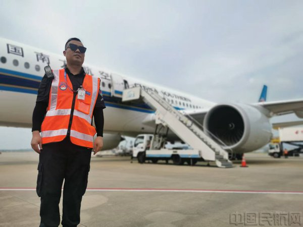 安检监护员监护虹桥机坪上的航空器