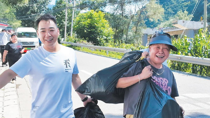 8月5日，柏查子村村民从安置点回村。　张立明　摄