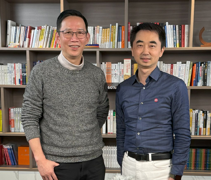 （进化者栏目，和吴晓波老师合影）