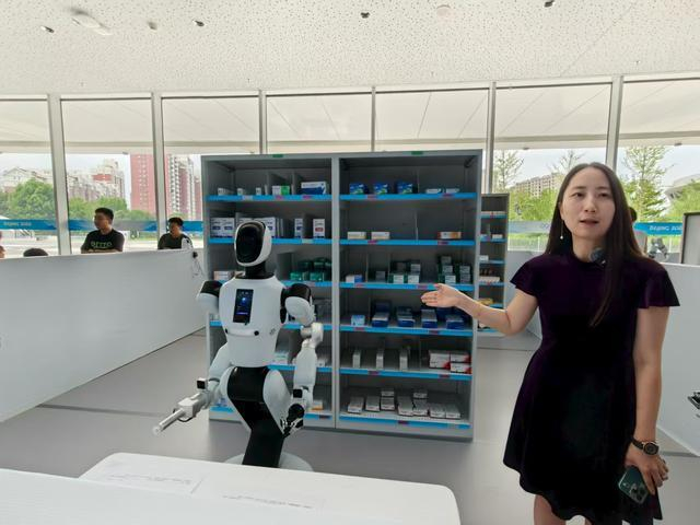 银河通用Galbot机器人正在进行药品分拣训练。新京报贝壳财经记者韦博雅 摄