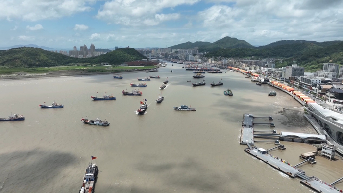 ▲8月5日中午12时，虾蟹捕捞船陆续离港开赴东海。吴刚|摄