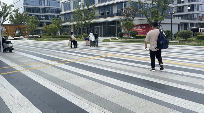 钱塘云湾中心外不断到来的面试者。潮新闻记者 朱高祥 摄