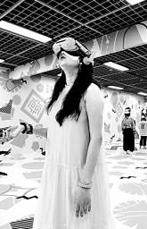     游客在南京博物院体验VR展。新华社发