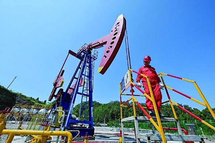     8月4日，丰都县仁沙镇，复兴油田泰页1#试采站内，工作人员在进行巡检。