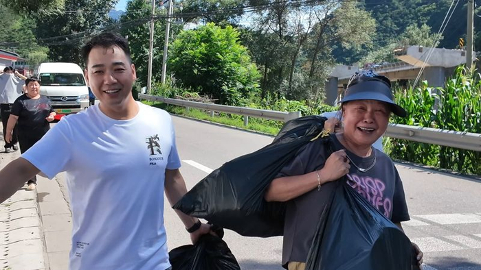 8月5日，柏查子村，村民从安置点回村。张立明 摄