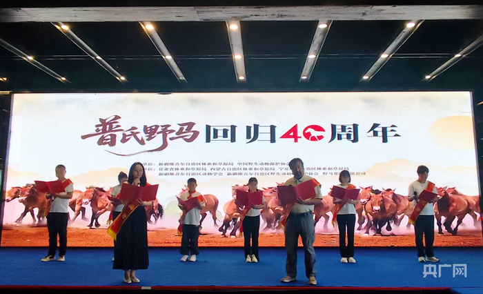 志愿者宣读《倡议书》  （央广网发  马晓杉  摄）