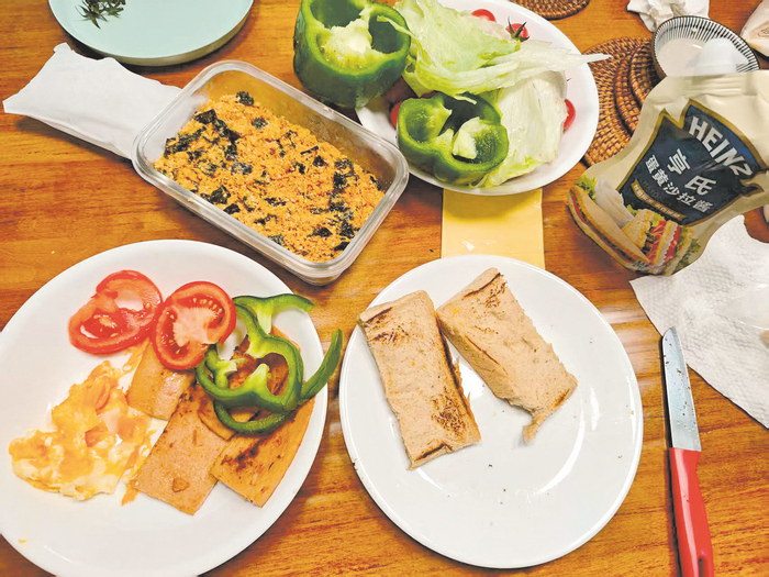 ▲午餐肉肉松三明治，简单易学又美味。    本报记者宋延康 摄