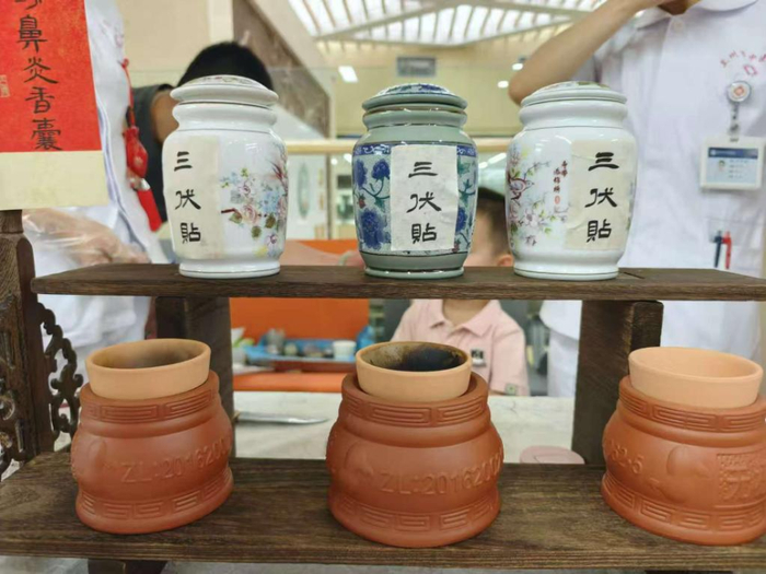 “中医夜市”上展示的三伏贴药粉。新华社发