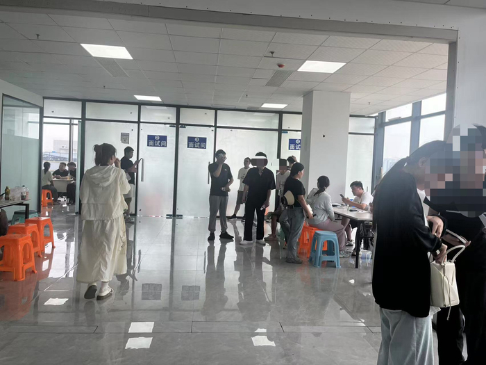 等待面试的大学生们。潮新闻 实习记者 汤琦轩 摄
