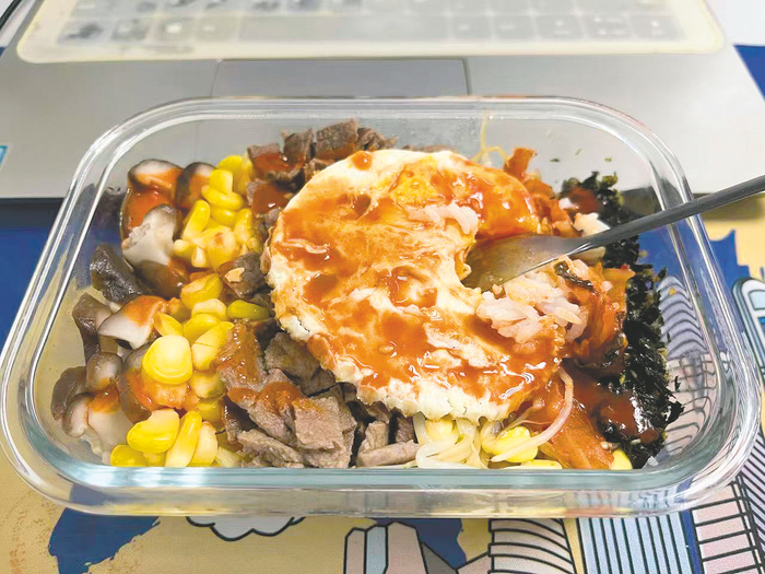 ▲韩式拌饭，将喜欢的食材加入，美味又省事。