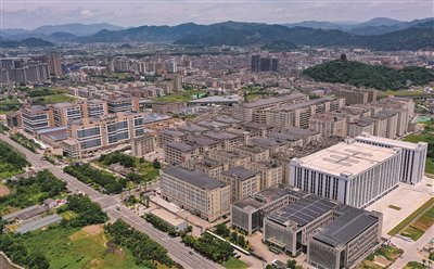 　　鳞次栉比的工业园区簇拥着桔坡山，这里也是萧江镇实现南拓东延规划的重要载体之一。受访者供图