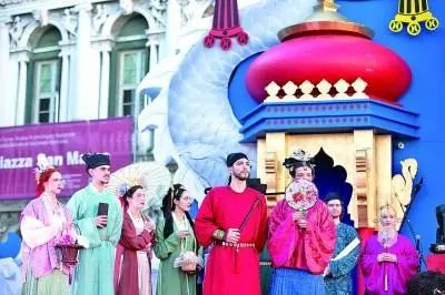 在意大利威尼斯，志愿者身着汉服进行表演。新华社发