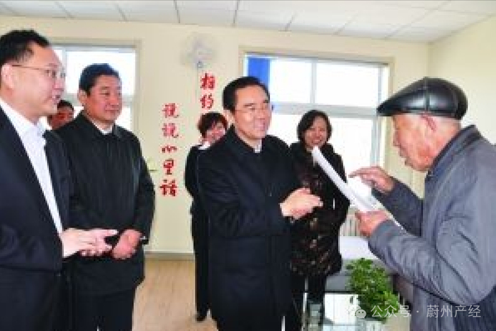 图|郑雪碧视察社区建设（旧照）