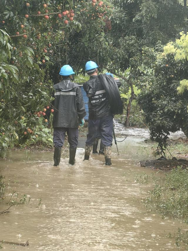 防汛救灾抢险第一线撑起果园通信守护伞 刘栅伶摄