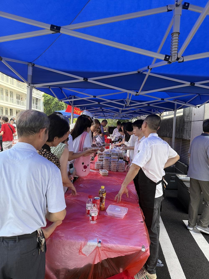 西湖宾馆销售人员未佩戴口罩。张文章/摄