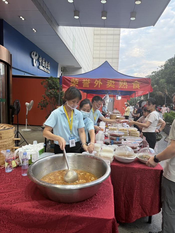 荣誉大酒店摆售的酸辣汤未加盖。张文章/摄