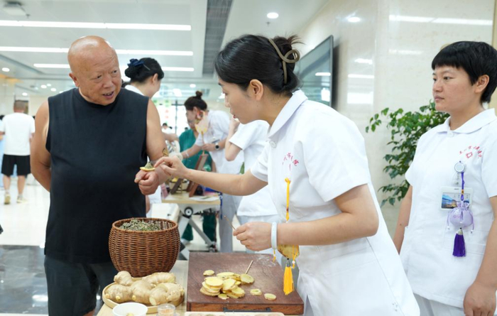 市民在“中医夜市”体验隔姜灸。新华社发