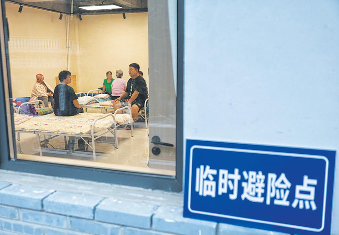 8月4日，门头沟区王平镇西马各庄村，村民在临时安置点内休息。　新京报记者　陶冉　摄