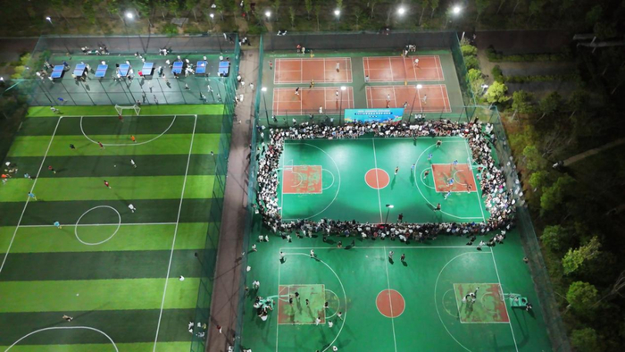 图为湖北孝昌县夜幕下的火热赛场。吴荣摄