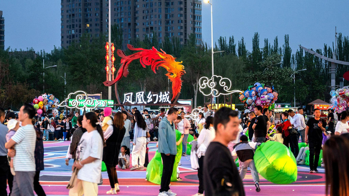 凤凰幻城游客如织。