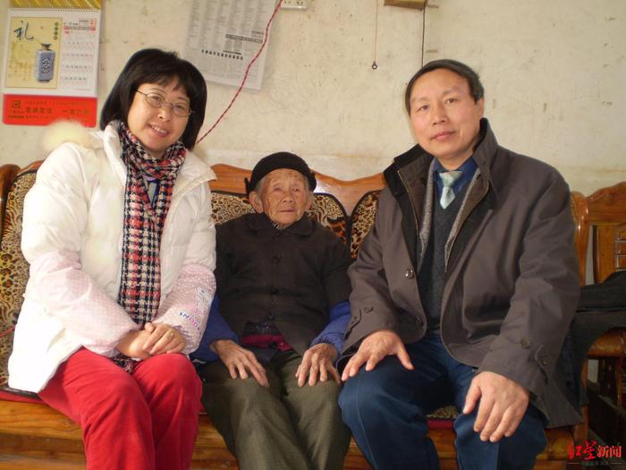 ▲2008年,苏智良夫妇在韦绍兰家。受访者供图