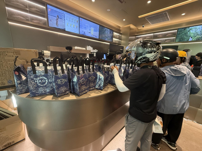 霸王茶姬门店中有大量外卖订单和前来取单的骑手（图片来源：每经记者 赵雯琪 摄）