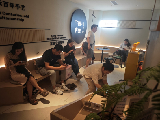 　　▲下班后，守田肩颈理疗项目预约开始排队 图源：商家供图