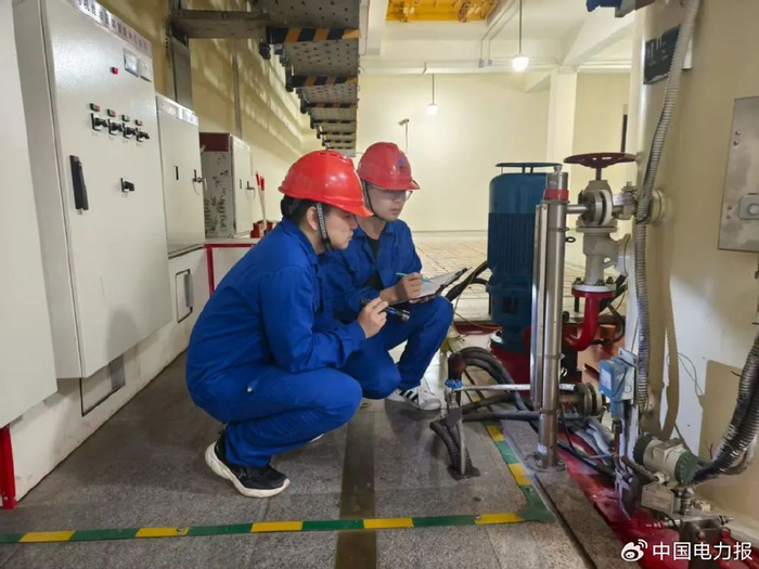 ▲华能太平驿电站员工巡检记录分析设备参数。罗方宇 摄