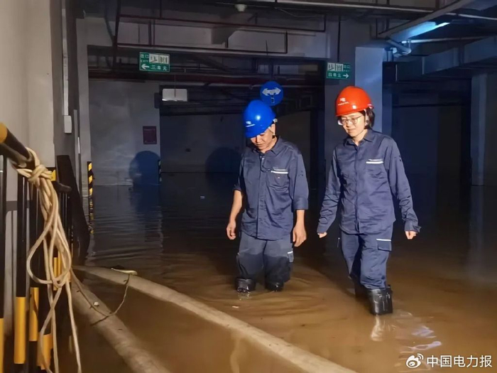 ▲8月5日晚，广东东莞东区供电局工作人员连夜在樟木头碧荷花园进行排涝工作。杨偲朗 摄