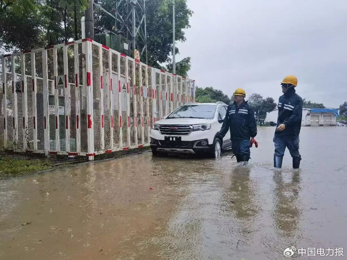 ▲8月5日，南方电网广东惠州仲恺供电局运维人员重点加强居民区低压配网设备巡查。杨柳青 摄