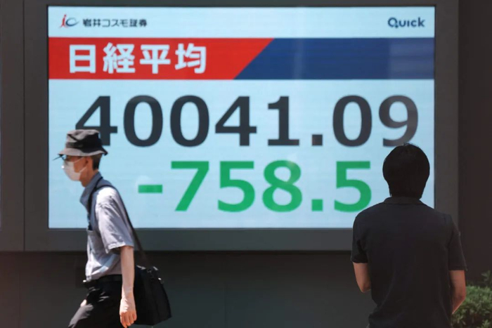 日本东京股市两大股指8月4日明显下跌/图源：新华社
