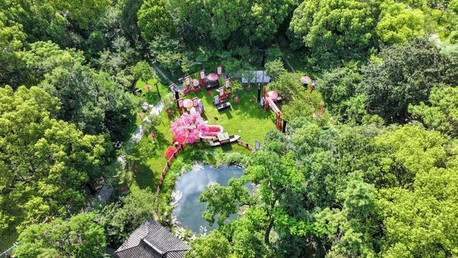   游戏场景与公园的草地、池塘、凉亭相结合，还原度极高。       文汇报记者 张伊辰摄