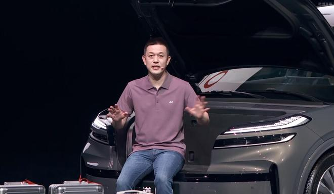 蔚来创始人李斌在一场发布会上坐前备箱讲解产品 截图自乐道直播
