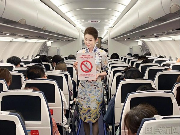 西部航空乘务员提醒旅客锂电池管理要求（本文图片均由西部航空提供）