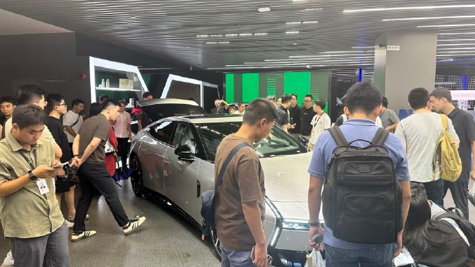 图片来源：何小鹏微博