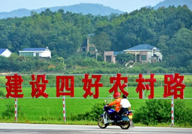 农村公路是覆盖范围最广、服务人口最多、公益性最强的交通基础设施。摄影/章轲
