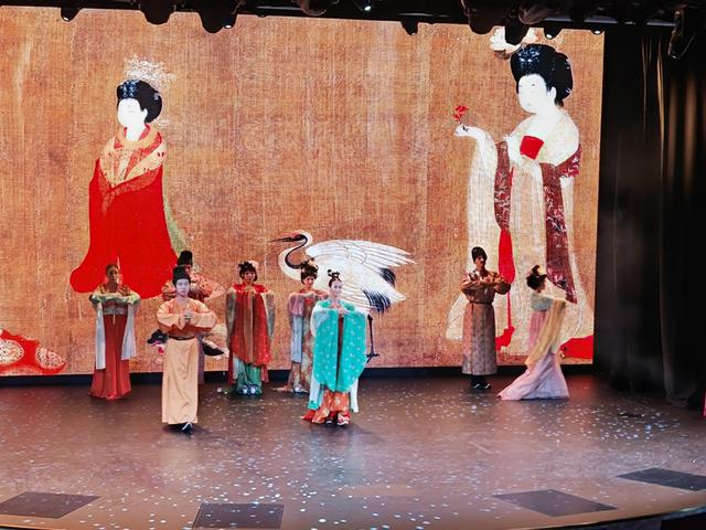 爱达·魔都号敦煌乐舞秀表演。 受访者供图