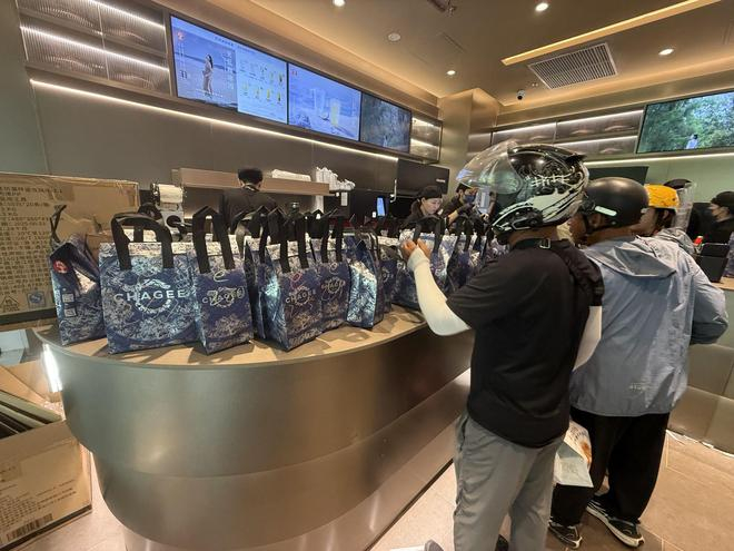 霸王茶姬门店中有大量外卖订单和前来取单的骑手（图片来源：每经记者 赵雯琪 摄）