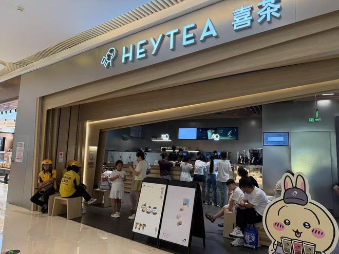 喜茶门店等待取餐的骑手和消费者（图片来源：每经记者 李宇彤 摄）