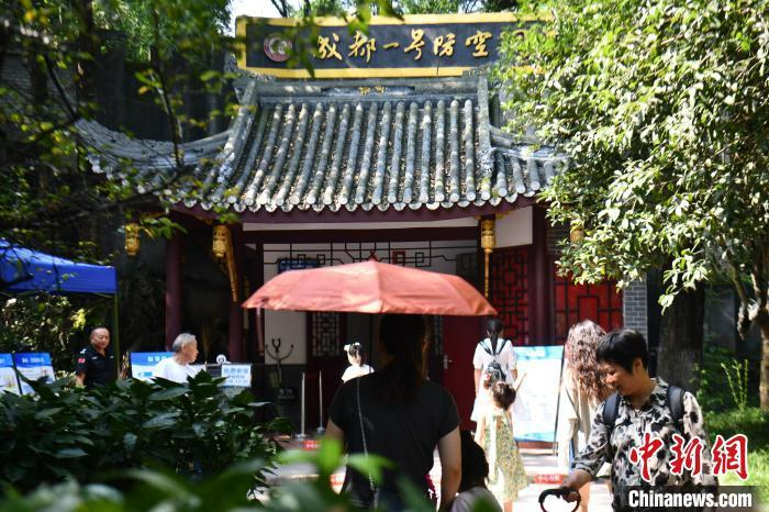 资料图：立秋后的成都持续高温天气，位于成都人民公园内的防空洞吸引不少市民、游客前来纳凉。中新社记者 张浪 摄