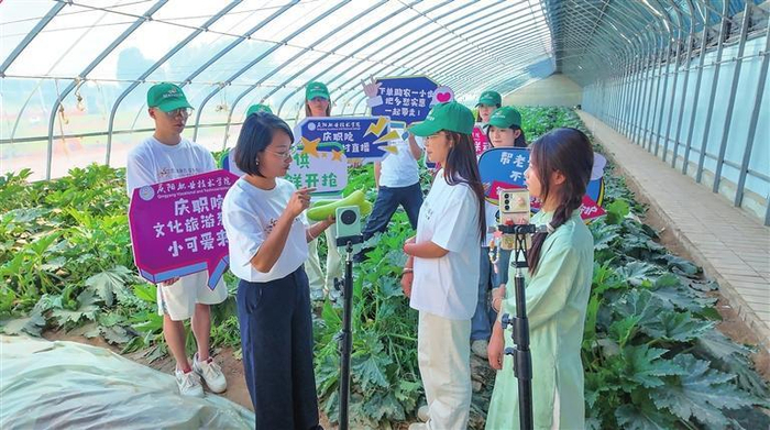     庆阳职业技术学院乡村助农直播现场。