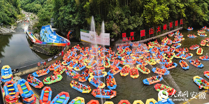 霍山大峡谷漂流景区，游客正在打水仗。人民网记者 陶涛摄