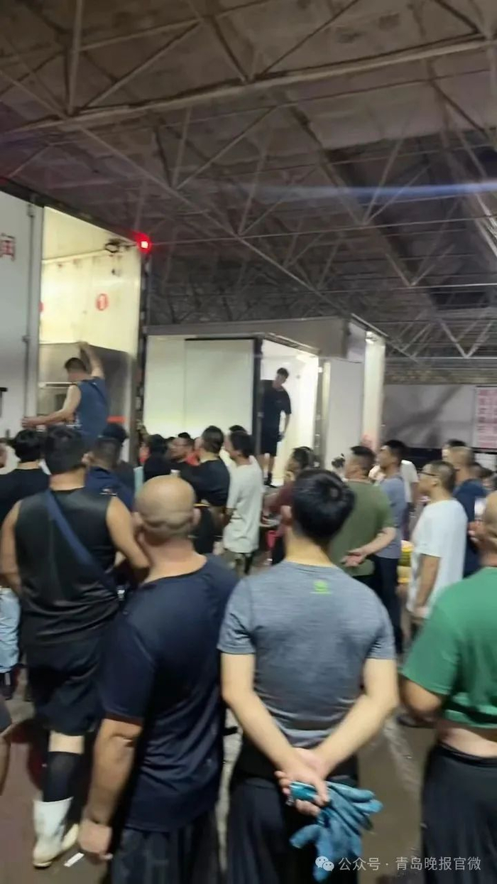 7日凌晨，城阳水产批发市场，几十人围着一辆车等货。