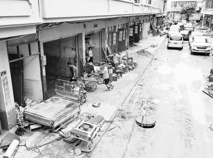 　　8月6日，村民在广东清远佛冈县石角镇黄花村清理屋内淤泥与杂物（无人机照片）。新华社记者 肖恩楠 摄