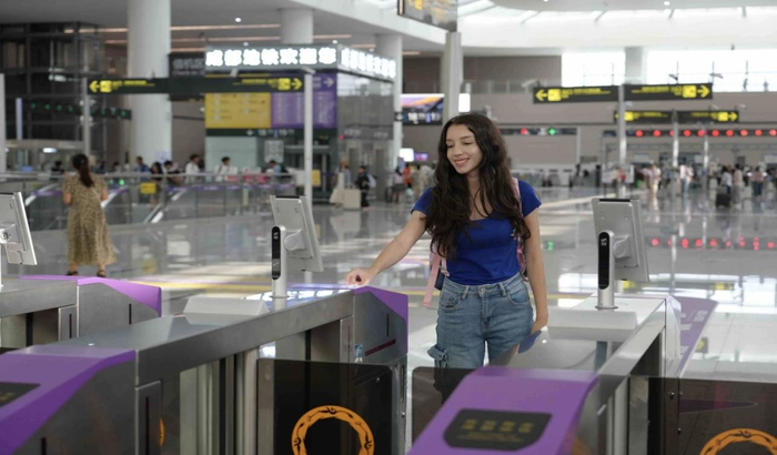 图：萨尔瓦多游客Maria在天府国际机场刷境外万事达卡乘坐成都地铁