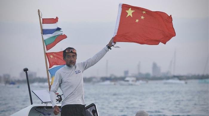 抵达终点时,刘勇高举五星红旗。 受访者供图