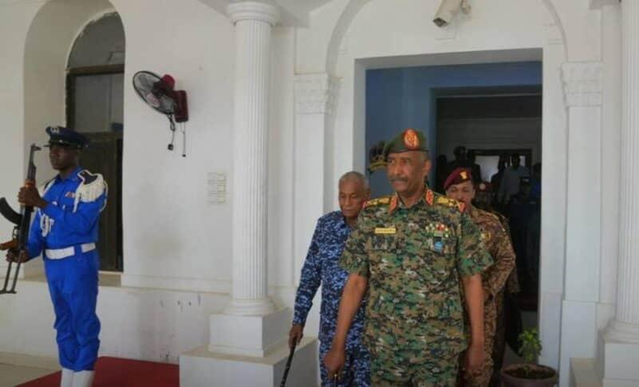 △当地时间8月6日，苏丹主权委员会主席兼武装部队总司令布尔汉视察喀土穆。