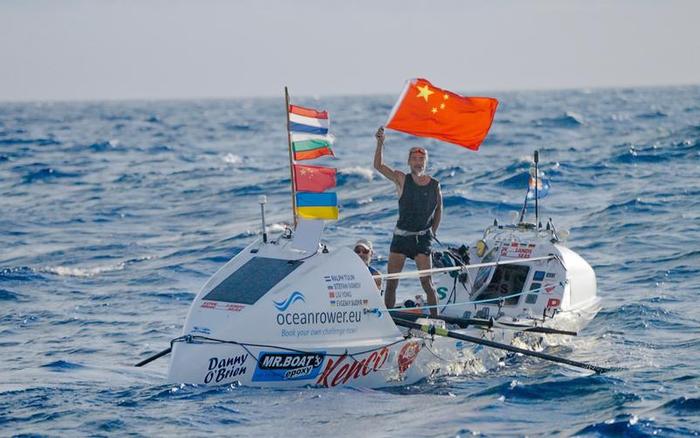 即将抵达终点,刘勇高举五星红旗。 受访者供图