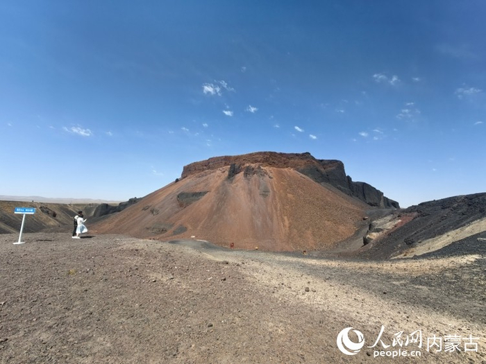 游客在乌兰哈达火山打卡留念。人民网记者 富丽娟摄